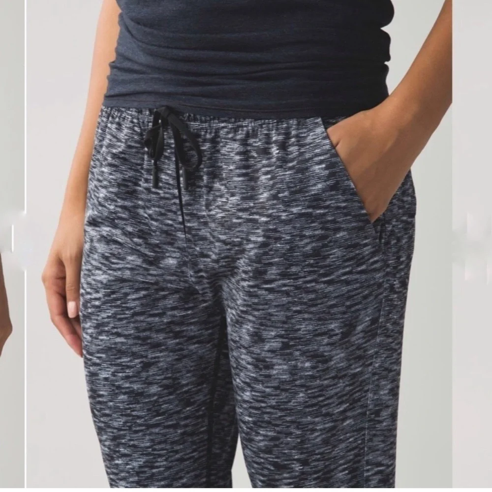 LULULEMON Jet Crop Slim Size 8 Static White, EEUC